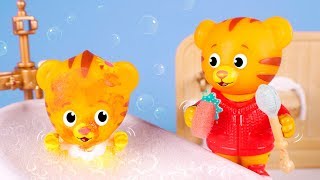 Daniel Tiger´s Toys 🐯 Daniel bathes his little sister 🛀😀 [upl. by Negyam]