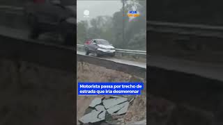 Motorista passa por trecho de estrada que iria desmoronar na Malásia HojeEmDia Shorts [upl. by Annaeiluj]