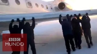 Pasajeros empujan avión para poder despegar  BBC Mundo [upl. by Fredelia]