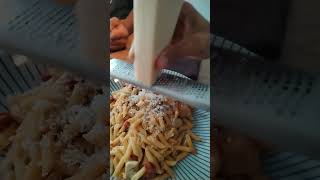 Dans la tradition italienne râpez le parmesan sur ses pâtes [upl. by Yduj]