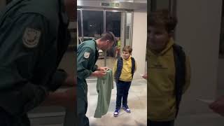 La Guardia Civil agradece el dibujo que un niño les regaló en Valencia en reconocimiento a su labor [upl. by Airamesor]