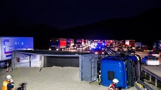 Lkw kippt auf der A3 bei Idstein um – Futtermittel verteilt sich auf der Fahrbahn [upl. by Aciamaj568]