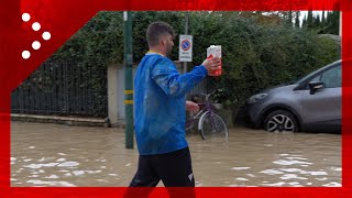 Alluvione Campi Bisenzio i viveri arrivano con i gommoni li portano gruppi di volontari [upl. by Miksen]