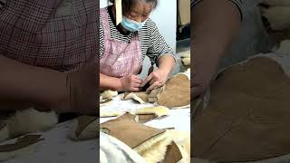 Cutting sheepskin and lighting up the craftsmanship of snow bootsbootsSnowugg factory [upl. by Sardella]