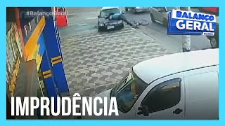 Motorista com CNH vencida invade calçada e atropela ciclista na Grande SP [upl. by Hpejsoj]