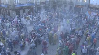 La batalla de harina en Xinzo de Limia da el pistoletazo de salida al Entroido gallego [upl. by Willamina826]