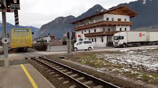 Zillertalbahn Güterzug ohne Ladung fährt durch den Bahnhof Schlitters Tirol [upl. by Lalitta]