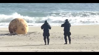 Esfera de hierro aparece en las playas de Japón y alarma a la población [upl. by Kcod]