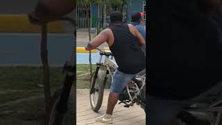 🔴De Moto nueva a moto vieja 🏍️💀🤣 colombia humor mundobox motos [upl. by Enyalb62]