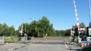 Spoorwegovergang Uithuizen  Dutch railroad crossing [upl. by Ruff]