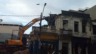 Casa antiga sendo demolida para construção de prédio no centro de Itabuna [upl. by Idisahc]