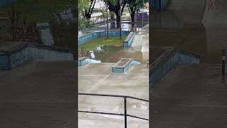 Skate alagado 🤣 skate humor skateboard skateboarding chuva [upl. by Nowed]