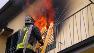 Pompieri in azione su incendio appartamento  salvataggio  VVF in sirena vigili del fuoco 2016 [upl. by Naruq352]