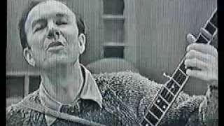 Pete Seeger shows how to play  Skip to my Lou the banjo [upl. by Eicyaj]