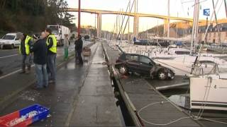 Port du Légué  une voiture glisse et sencastre contre des bateaux [upl. by Warfore]