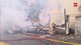 Devant les Casernes centrales à PortLouis  Une maison en bois ravagée par les flammes [upl. by Lenhard]