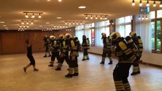 Feuerwehrmänner in der Fitnessstunde [upl. by Kaile160]