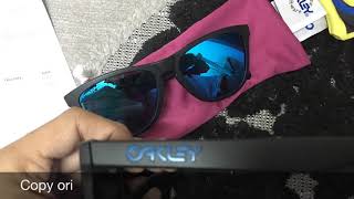 Different between original Oakley Frogskins and Copy Original Frogskins [upl. by Cad]