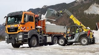 Teleskoplader TH522 lädt Schnee auf LKW  Wacker Neuson [upl. by Bertrand]