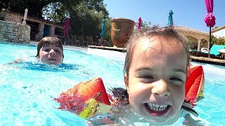 Dans la PISCINE je NAGE pour la PREMIÈRE FOIS TOUTE SEULE avec les brassards💦Demo Jouets [upl. by Woolcott]