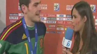 IKER CASILLAS KISSES his girl friend كاسياس يقبل زوجته عالهواء مباشرة [upl. by Ninnahc]