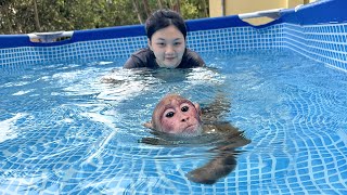 Bibi is sad when swimming alone so he wakes Mom up to swim with him [upl. by Amaryllis]