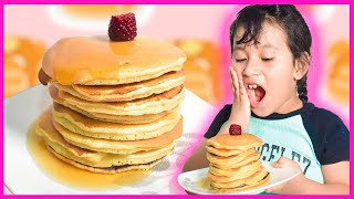 👩🏻‍🍳 GWEN prepara PANCAKES CASEROS  HOTCAKES  TORTITAS AMERICANAS 🥞  Los Bambinitos GwenampFarid [upl. by Vivienne]