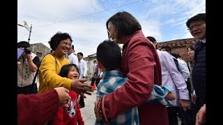 20180224 總統前往屏東枋山鄉楓港德隆宮發放福袋 [upl. by Jochebed]