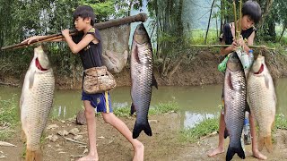 Orphaned boy and girl Catch fish to sell at the market and buy food to cook  Lý Bằng [upl. by Aicinad]