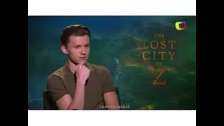 Tom Holland hablando español  su palabra favorita es de puta madre [upl. by Enybor226]