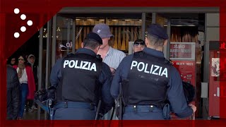 Venezia agenti antisommossa alla stazione preoccupazione per annunciata manifestazione anarchici [upl. by Aratihc]