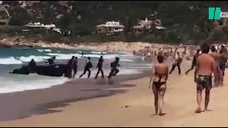 Le quotidien des migrants a rencontré celui des touristes sur cette plage espagnole [upl. by Anitnatsnoc294]