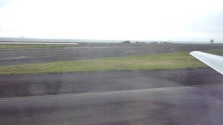 Landing at Lihue airport in a Hawaiian B717 [upl. by Martynne]