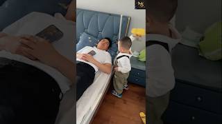 Chinese bacha ko apne papa se phone lene ka tarika🤣😂🤣 Shorts ytshorts funny [upl. by Joelly]