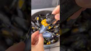 Cách Nấu Hải Sản với Sốt Rượu Vang  Moules Marinières [upl. by Seditsira561]