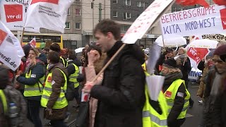 Tausende protestieren in Berlin  Warnstreik im öffentlichen Dienst [upl. by Sagerman]