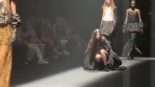 Models trip and fall at Vera Wang SpringSummer 2020  HD video with various angles of view [upl. by Aran18]