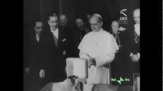 Piccola sequenza video MonsGennaro Verolino alle spalle di Papa Paolo VI e Aldo Moro 1964 [upl. by Aibat531]