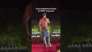 Tony Effe si dimentica il testo della canzone trapitaliana tonyeffe fail concerto funny [upl. by Joell]