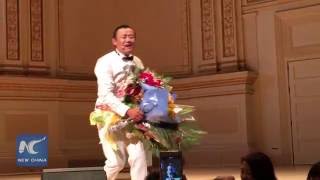 Chinese comedian Zhou Libo makes debut at Carnegie Hall周立波在纽约卡耐基音乐厅上演“海派清口” [upl. by Atalie139]