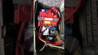 BMW 318D E90 compartiment batterie [upl. by Suzanna]