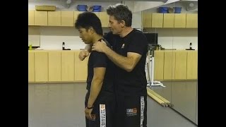 【護身術クラヴマガ】後ろからヘッドロック（首締め）された時の護身テクニック Defense against headlock from behind [upl. by Jemie915]