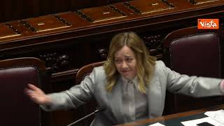 quotHo lo sguardo inquietantequot e Giorgia Meloni si copre la testa con la giacca [upl. by Musa]