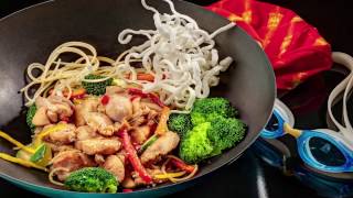 Pollo al wok con fideos y verduras [upl. by Esilehc917]