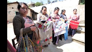 Mujeres Tzotzil  Textiles  Paste Zinacantan Chiapas [upl. by Luapleahcim]