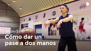 Cómo dar un pase a dos manos  Baloncesto [upl. by Callista]