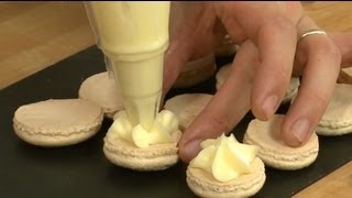 Technique de cuisine  réaliser une garniture de beurre émulsionné [upl. by Wenz]