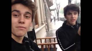 Agustín Bernasconi y Julian Serrano comiendo bajo la lluvia [upl. by Wernda]