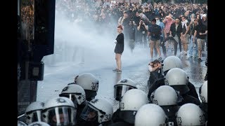 G20 Hamburg Steinwürfe auf Polizei und Wasserwerfer [upl. by Nawed525]