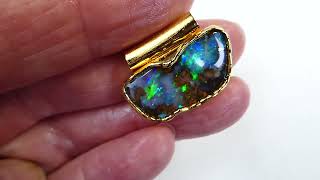 Wirkungsvoller Opal Anhänger große Leuchtpattern Boulder Opal Goldschmiede Kurzmann Design [upl. by Annayram]